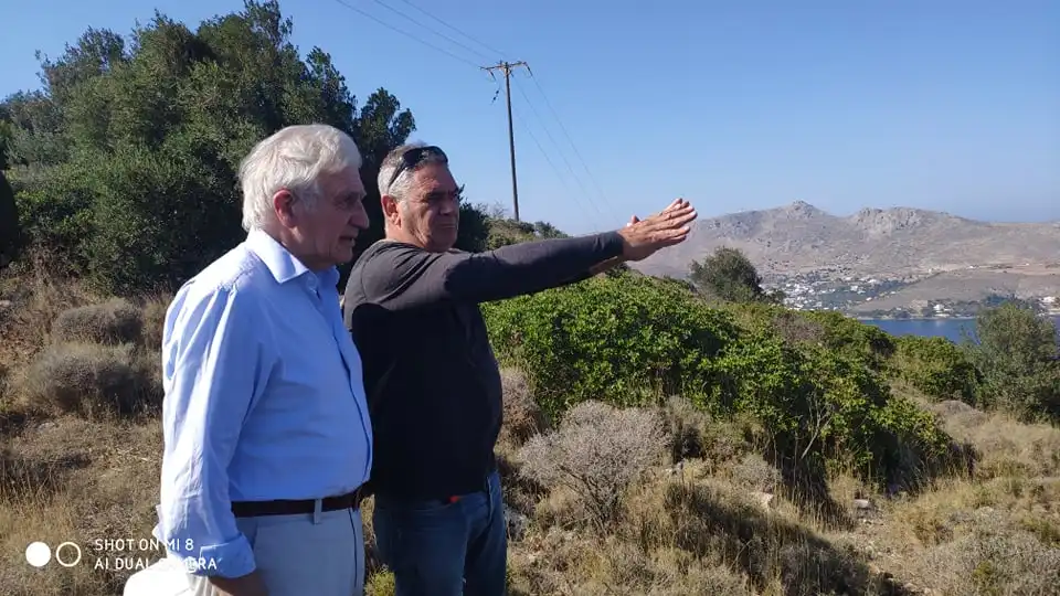 Major-General Jeremy Phipps along with local history enthusiast Francesco Di Pierro on Meraviglia Hill